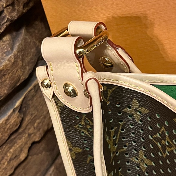 Louis Vuitton Musette Perforated. 💚Limited Edition Green Perforated Musette💚 - Picture 13 of 16